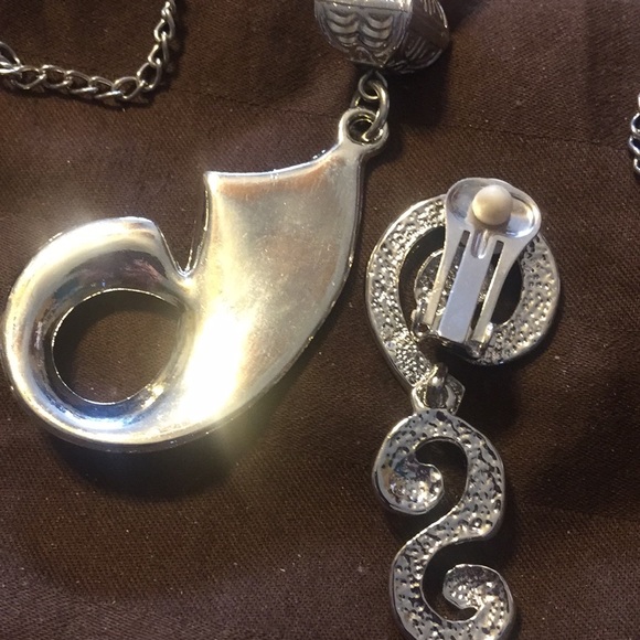 Silver swirl necklace and  earrings - Picture 5 of 6